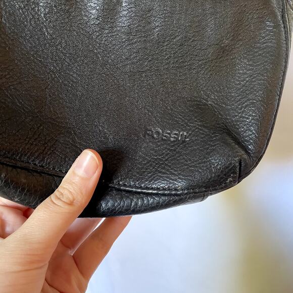 Fossil black leather shoulder bag zip closure two pockets adjustable straps - Picture 4 of 8